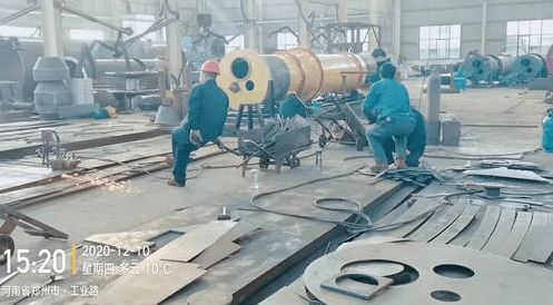 塔吊租赁公司环保问题曝光 露天喷漆与废弃桶敞口堆放，环评手续缺失